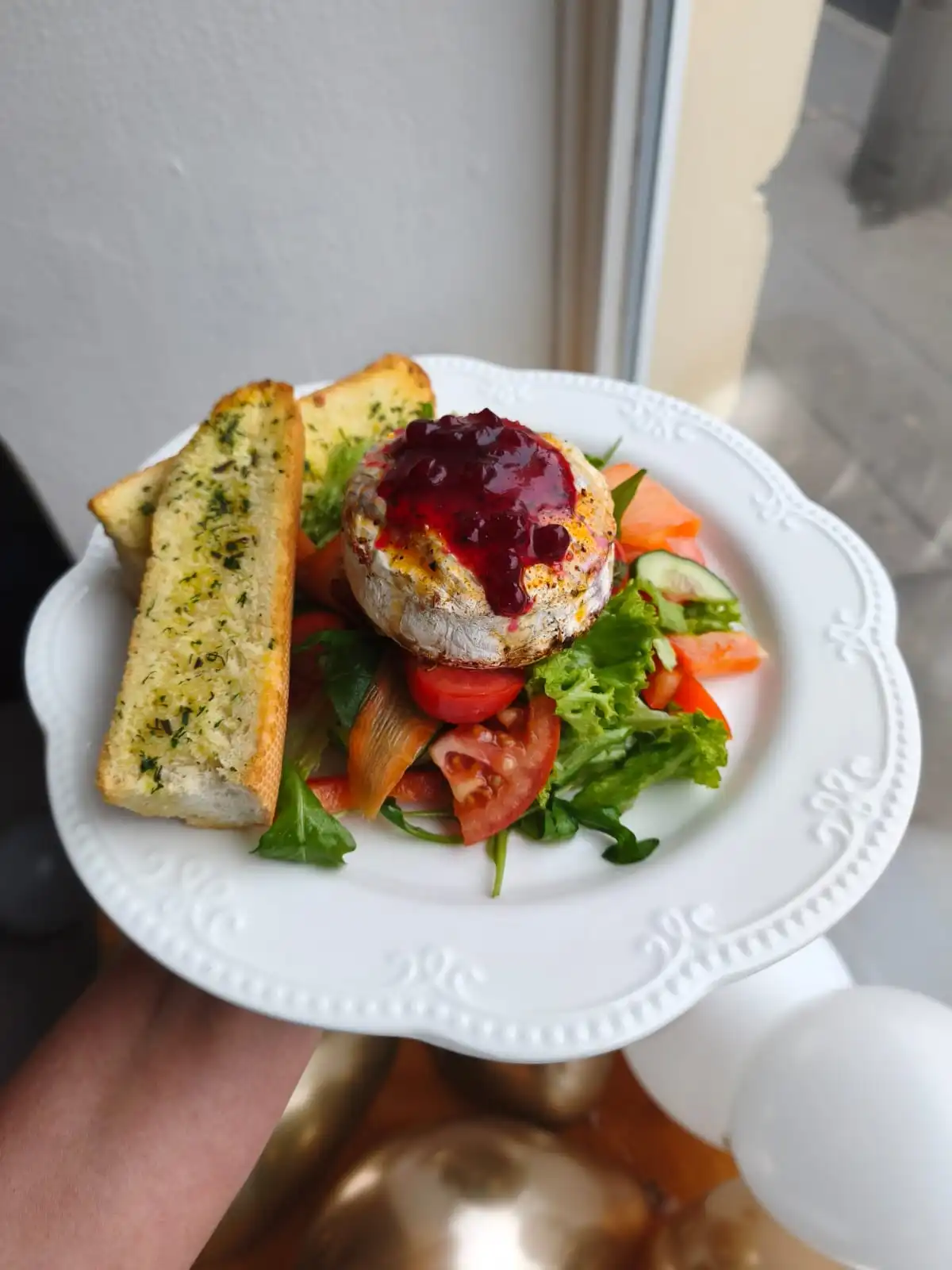 Původní fotografie jídla před profesionální úpravou pro sociální sítě restaurací